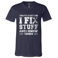 That's What I Do I Fix Stuff And I Know Things Funny Saying V-Neck T-Shirt