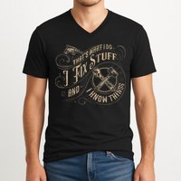 That's What I Do I Fix Stuff And I Know Things Funny Saying V-Neck T-Shirt