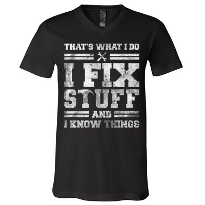 That's What I Do I Fix Stuff And I Know Things Funny Saying V-Neck T-Shirt
