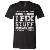 That's What I Do I Fix Stuff And I Know Things Funny Saying V-Neck T-Shirt
