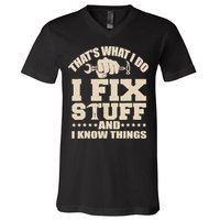 That's What I Do I Fix Stuff And I Know Things Funny Saying V-Neck T-Shirt
