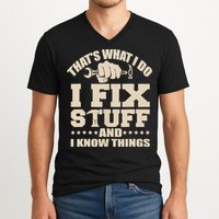 That's What I Do I Fix Stuff And I Know Things Funny Saying V-Neck T-Shirt