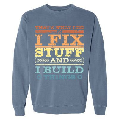 THAT'S WHAT I DO I FIX STUFF AND I BUILD THINGS WEATHERED Garment-Dyed Sweatshirt