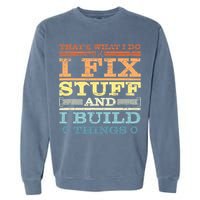 THAT'S WHAT I DO I FIX STUFF AND I BUILD THINGS WEATHERED Garment-Dyed Sweatshirt