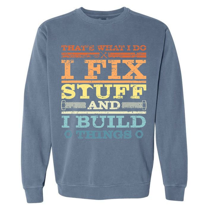 THAT'S WHAT I DO I FIX STUFF AND I BUILD THINGS WEATHERED Garment-Dyed Sweatshirt