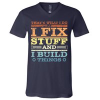 THAT'S WHAT I DO I FIX STUFF AND I BUILD THINGS WEATHERED V-Neck T-Shirt