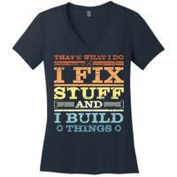 THAT'S WHAT I DO I FIX STUFF AND I BUILD THINGS WEATHERED Women's V-Neck T-Shirt
