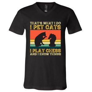 Thats What I Do, Pet Cats, Play Chess And Know Things V-Neck T-Shirt