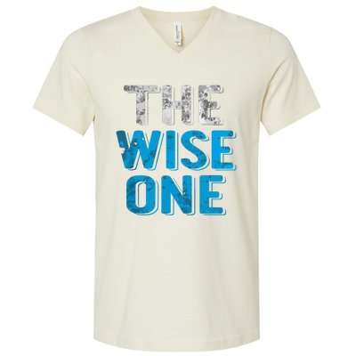 The Wise One Passover Holiday Jewish Gifts V-Neck T-Shirt