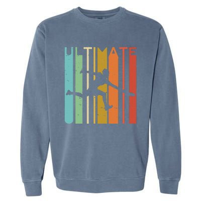 Ultimate Frisbee Retro Player Flying Disc Throwing Garment-Dyed Sweatshirt