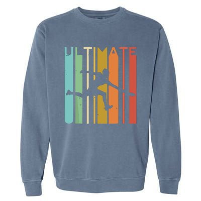 Ultimate Frisbee Retro Player Flying Disc Throwing Garment-Dyed Sweatshirt