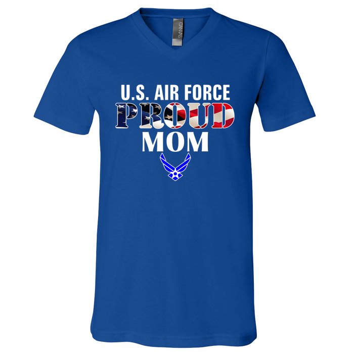 Us Proud Air Force Mom With American Flag Gift For Veteran Cool Gift V-Neck T-Shirt