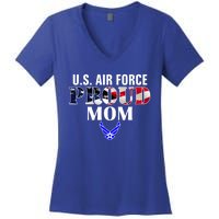 Us Proud Air Force Mom With American Flag Gift For Veteran Cool Gift Women's V-Neck T-Shirt