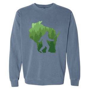 Unique Wisconsin Bigfoot Hunter Gift Sasquatch Hunting Cool Gift Garment-Dyed Sweatshirt