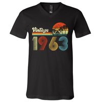 Vintage Birthday 1963 Retro Sunset Mom dad Gift 60th Birthday V-Neck T-Shirt