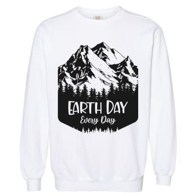 Vintage Earth Day Every Day Retro Mountains Idea Garment-Dyed Sweatshirt