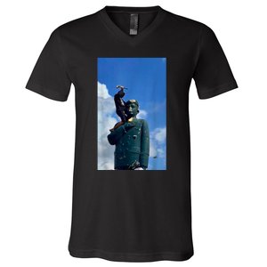 Venezuela Hasta El Final CaíDa De La Estatua De CháVez V-Neck T-Shirt