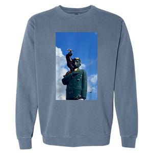 Venezuela Hasta El Final CaíDa De La Estatua De CháVez Garment-Dyed Sweatshirt