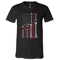 Vintage Mechanic Usa Flag Patriotic American Car Enthusiast Design V-Neck T-Shirt