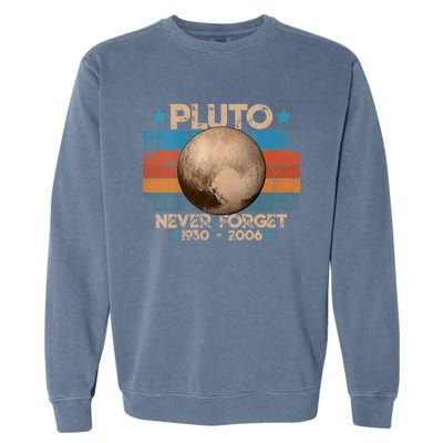 Vintage Never Forget Pluto Nerdy Astronomy Space Science Gift Garment-Dyed Sweatshirt