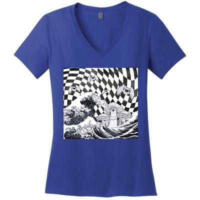 Weirdcore Aesthetic Japanese The Great Wave Off Kanagawa Gift Women's V-Neck T-Shirt