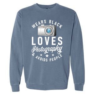 Wears Black Loves Photography And Avoids People Photographer Funny Gift Garment-Dyed Sweatshirt