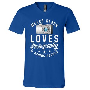 Wears Black Loves Photography And Avoids People Photographer Funny Gift V-Neck T-Shirt