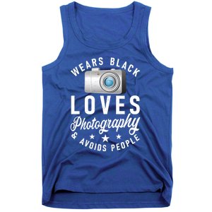 Wears Black Loves Photography And Avoids People Photographer Funny Gift Tank Top