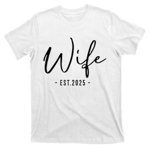 Wife Est 2025 Just Married Honeymoon Hubby Wife Est 2025 T-Shirt