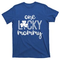 Wo Funny One Lucky Mommy St Patricks Day Gift Gift T-Shirt