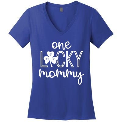 Wo Funny One Lucky Mommy St Patricks Day Gift Gift Women's V-Neck T-Shirt