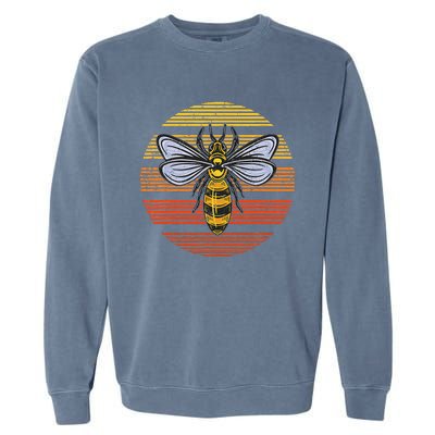 Wasp Insect Bird Lover Gift Vintage Retro Wasp Garment-Dyed Sweatshirt