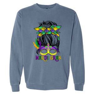 Wo Messy Bun Mardi Gras Feathered Mask Mardi Gras Party Gift Garment-Dyed Sweatshirt