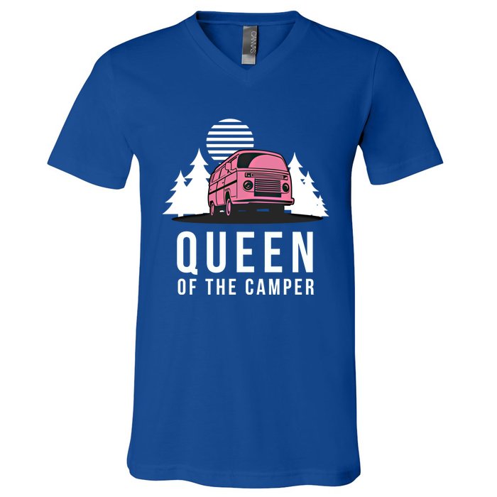 Wo Queen Of The Camper Rv Graphic Gift Cute Mom Camping Cute Gift V-Neck T-Shirt