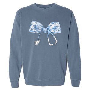 Women Toile Nurse Bow Blue Coquette Nurse Stethoscope Bow Gift Garment-Dyed Sweatshirt