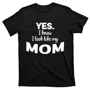 Yes I Know I Look Like My Mom Funny Daughter My Mom Print T-Shirt