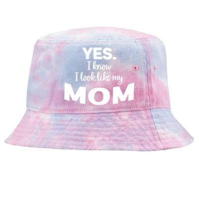 Yes I Know I Look Like My Mom Funny Daughter My Mom Print Tie-Dyed Bucket Hat